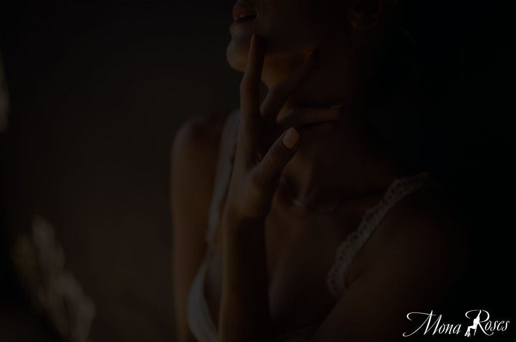 Frau im Schatten, sinnliche Pose, Erotikfoto, geheimnisvoll, verführerisch, glamourös.