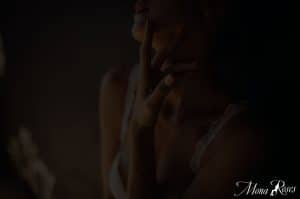 Frau im Schatten, sinnliche Pose, Erotikfoto, geheimnisvoll, verführerisch, glamourös.