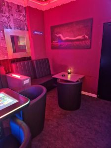 Hotelerotik im dunklen Ambiente.