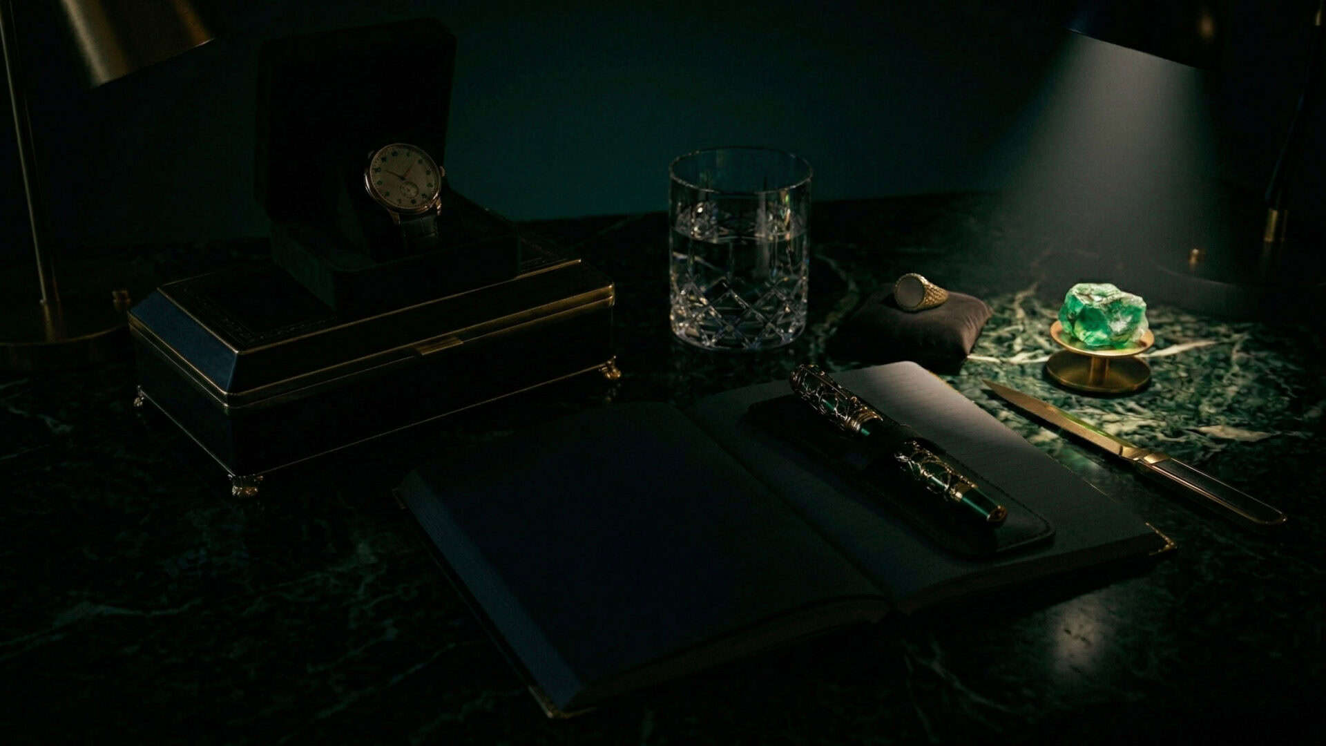 Eleganter Schreibtisch mit Schreibwaren, Glas Wasser und Dekorationen für produktives Arbeiten.