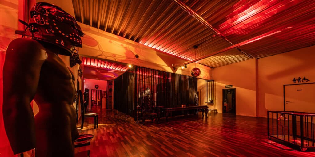 Modern Fitnessstudio mit warmem Licht und Trainingsbereich in Noble Atlas.