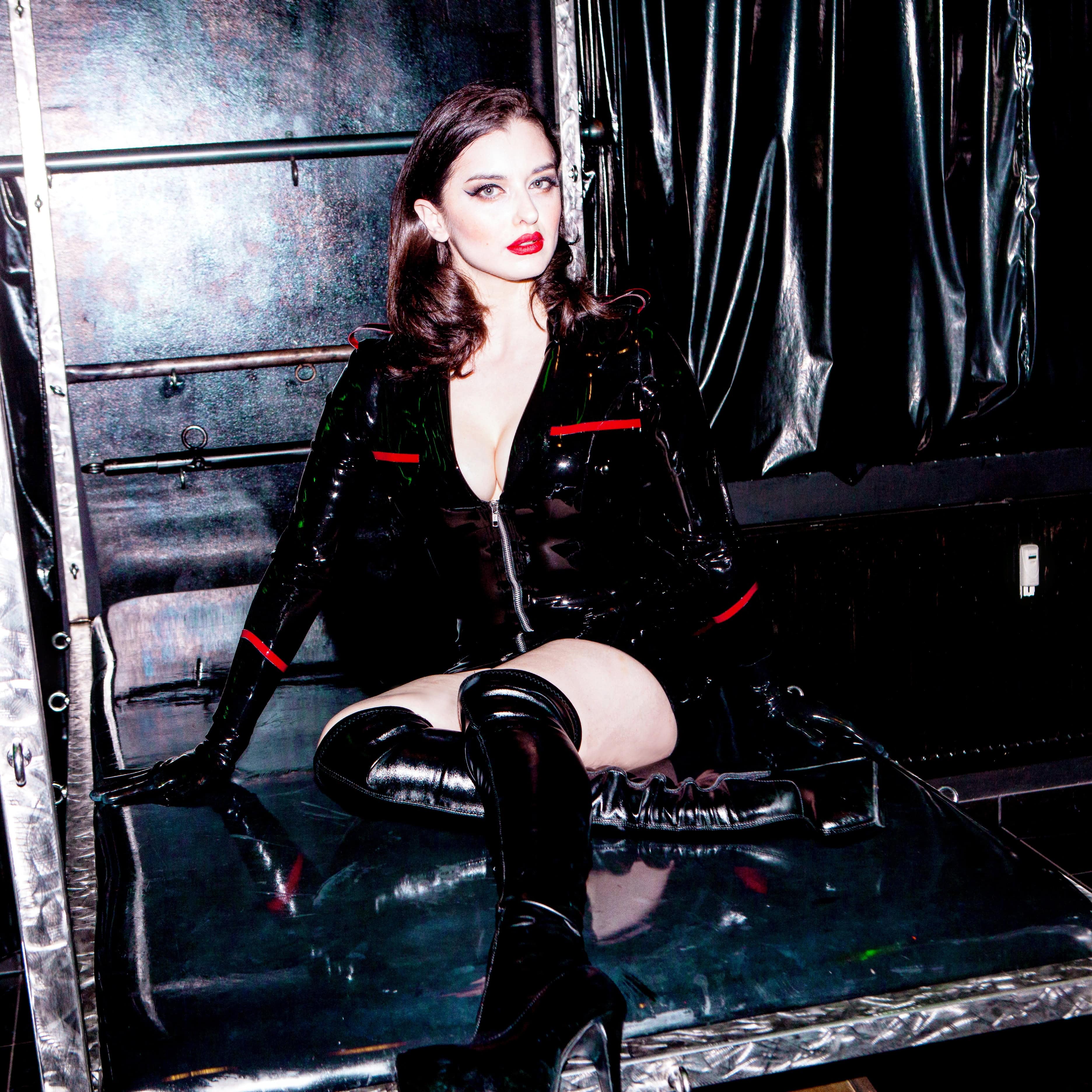 Mistress Bella Lugosi – Domina / Dominus in Berlin