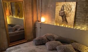 Schlafzimmer mit stilvollen Kunstwerken und gemütlicher Beleuchtung, schafft eine entspannte Atmosph.