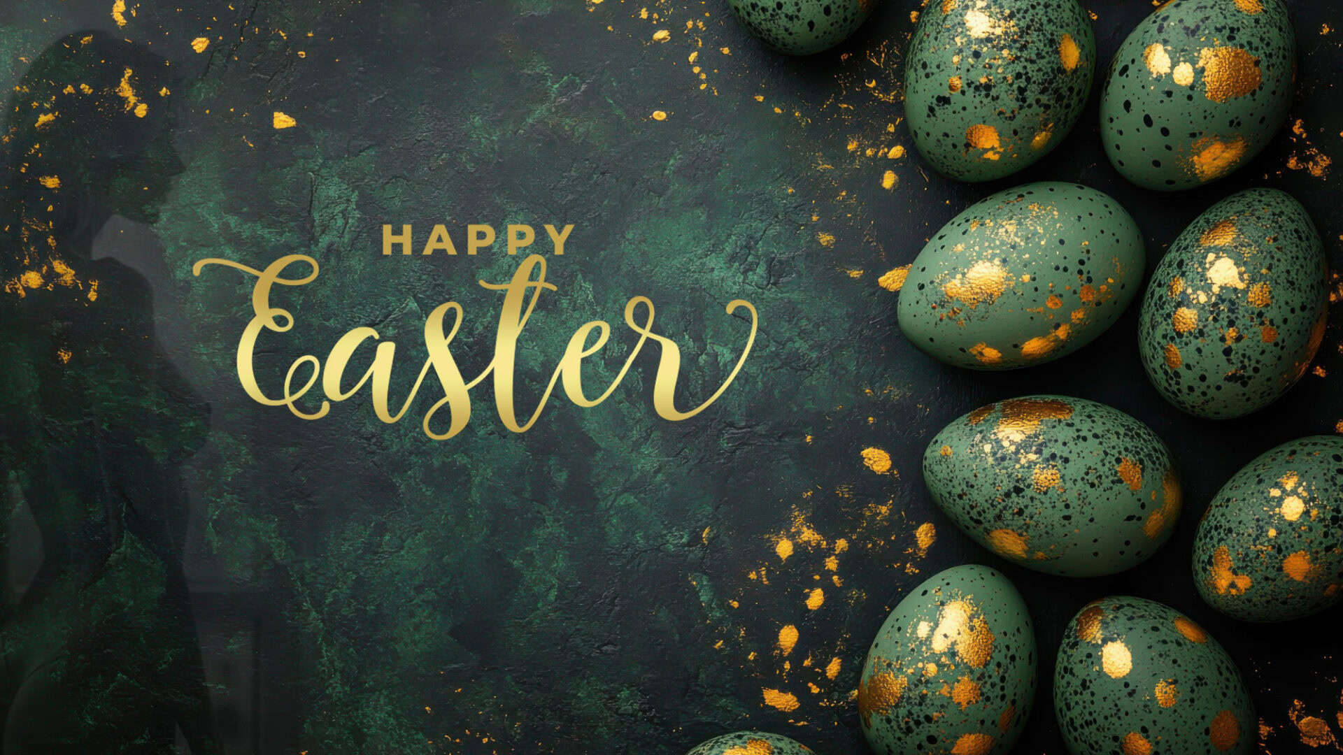Bunte Ostereier mit goldenen Sprenkeln und Ostergruß "Frohe Ostern" auf dunklem Hintergrund.