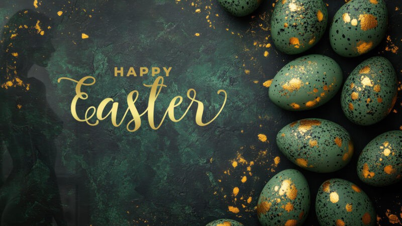 Bunte Ostereier mit goldenen Sprenkeln und Ostergruß "Frohe Ostern" auf dunklem Hintergrund.